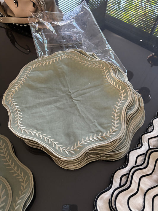 Manteles verdes circulares con hojas