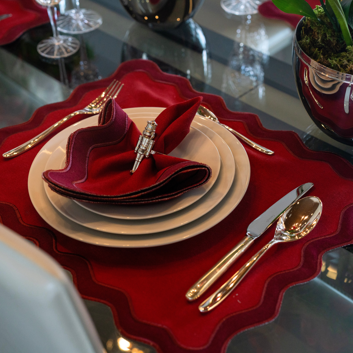 Tablescape - Mantel Rojo Waves (Red Waves Placemat)