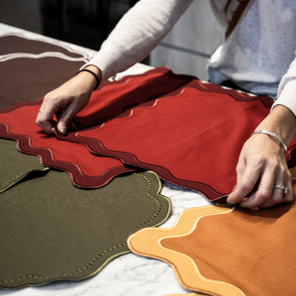 Tablescape - Mantel Rojo Waves (Red Waves Placemat)