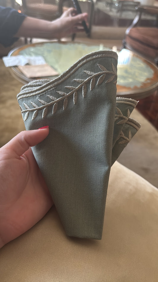 Servilletas verdes con hojas